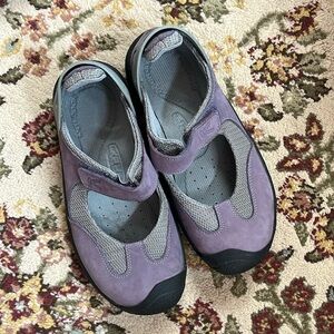 Keen Mary Jane sz 8. Lilac color flat with padded insole. Worm once